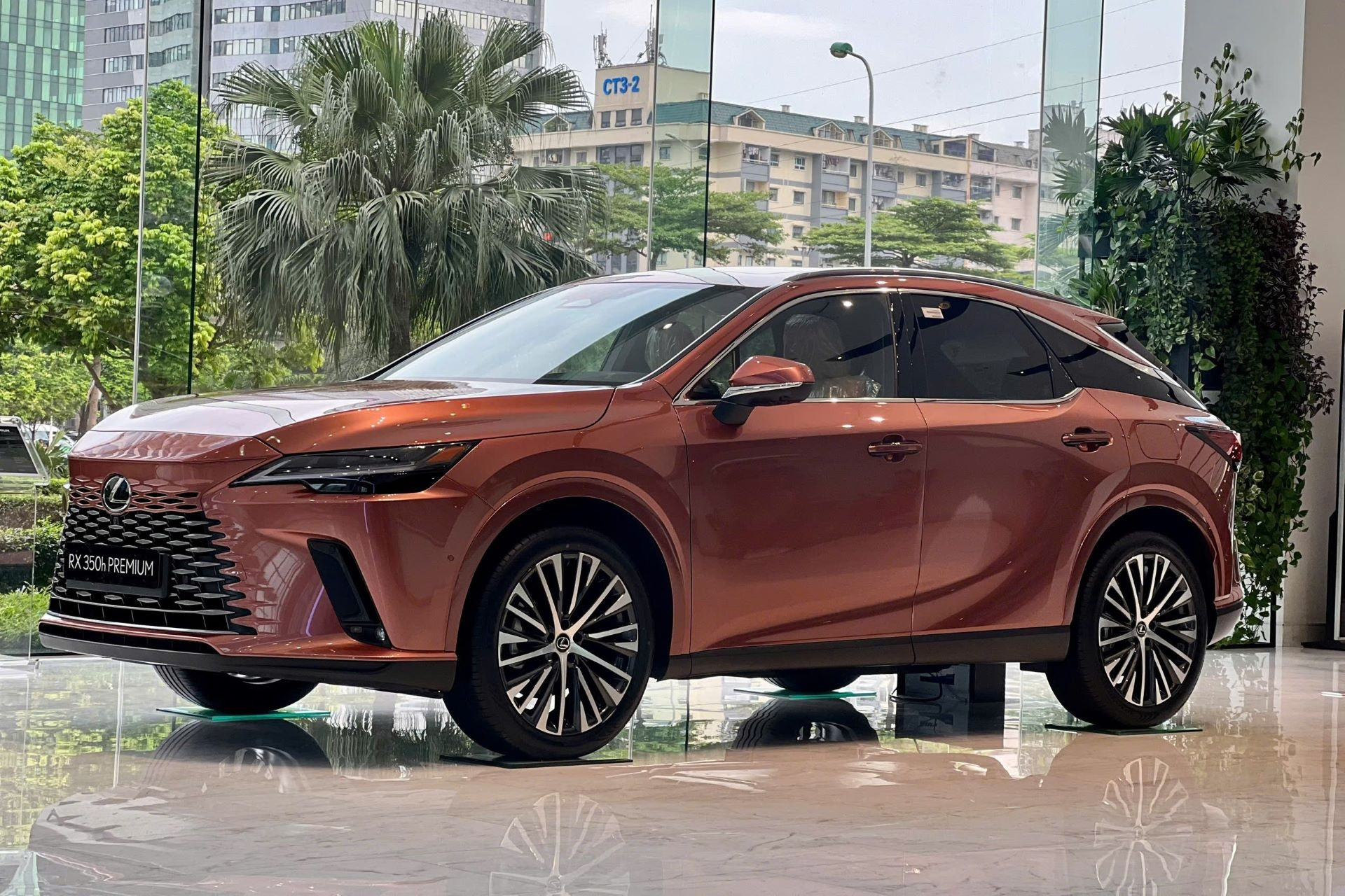 Sau Toyota, đến Lexus điều chỉnh giảm giá loạt xe hybrid, cao nhất 330 triệu