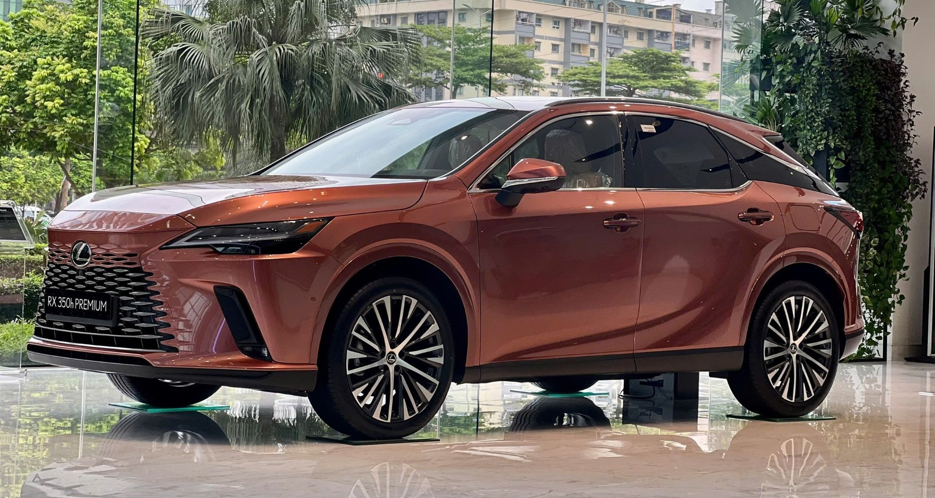 Sau Toyota, đến Lexus điều chỉnh giảm giá loạt xe hybrid, cao nhất 330 triệu