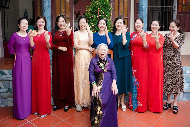 Sinh nhật tuổi 90, cụ bà ở Ninh Bình cầm hộp vàng tặng 5 con dâu, 4 con gái