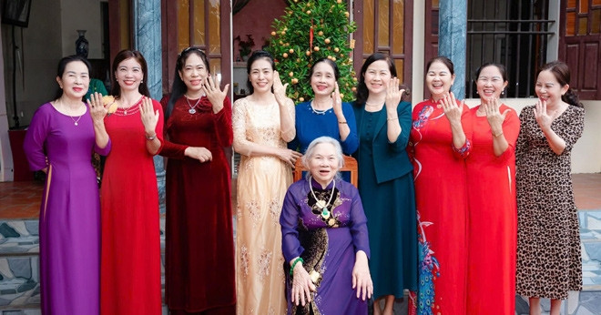 Cụ Bà Ninh Bình 90 Tuổi Nhận Hộp Vàng, Tặng 5 Con Dâu Và 4 Con Gái