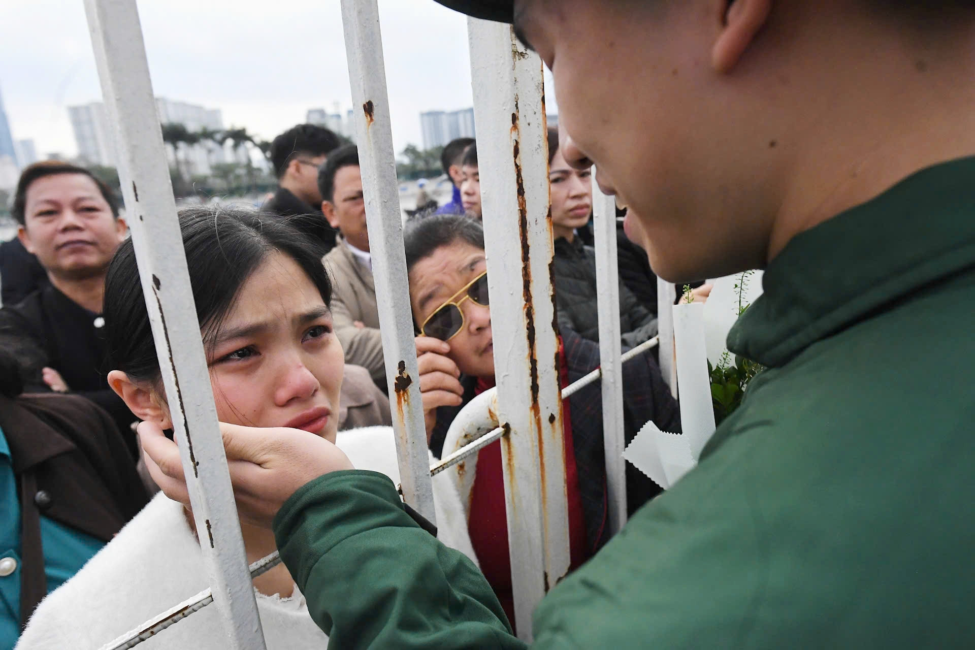 Tân binh tạm biệt người yêu: 'Nín ngay, anh đi rồi về mà'
