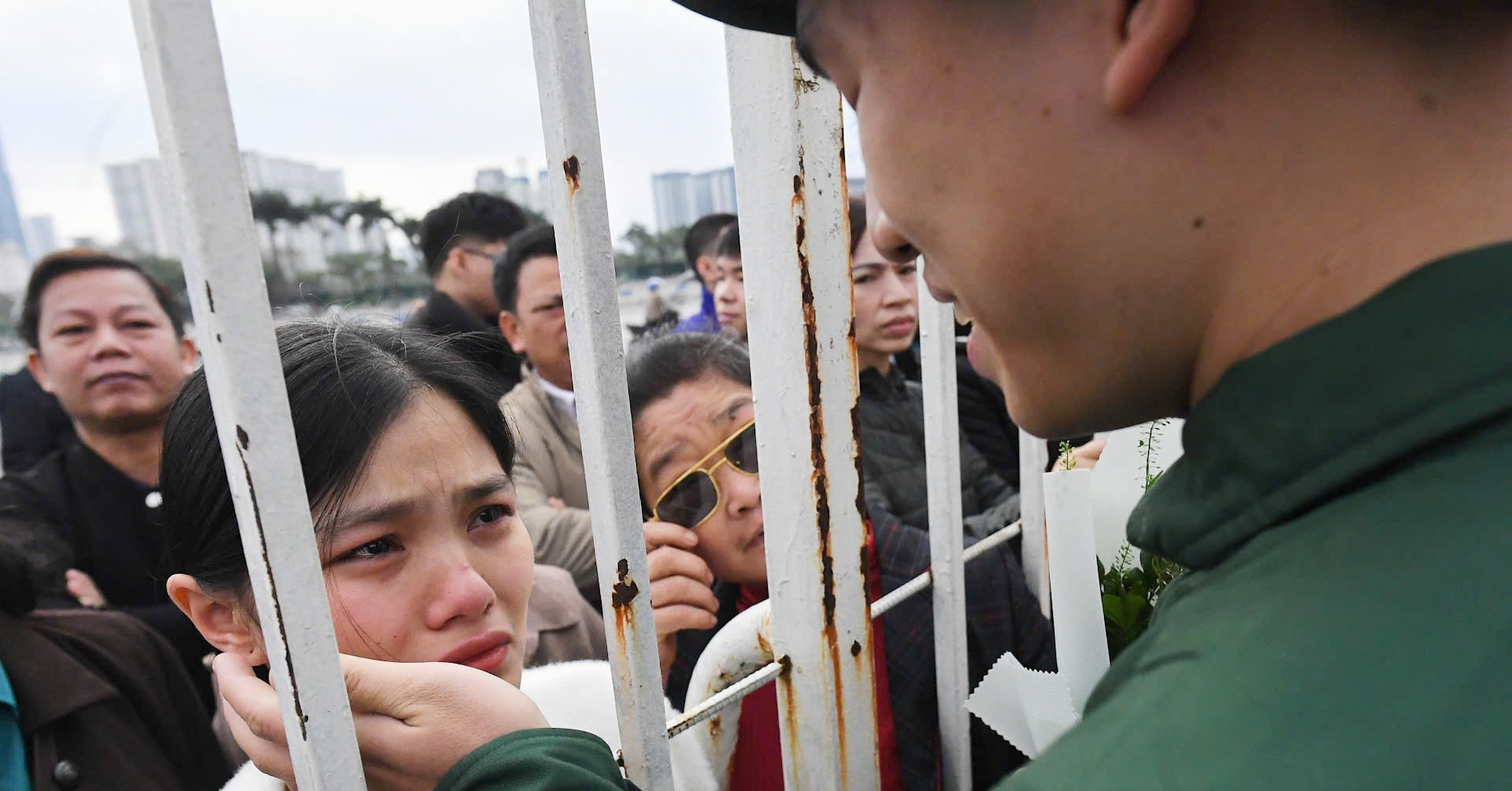 Tân binh tạm biệt người yêu: 'Nín ngay, anh đi rồi về mà'