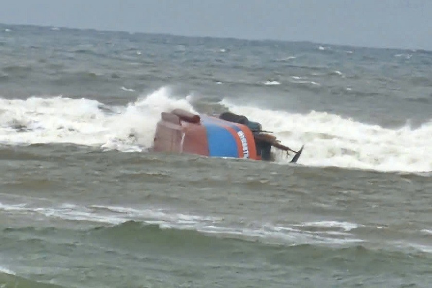 Tàu cá bị sóng đánh chìm ở cửa biển Nhật Lệ, 1 người tử vong