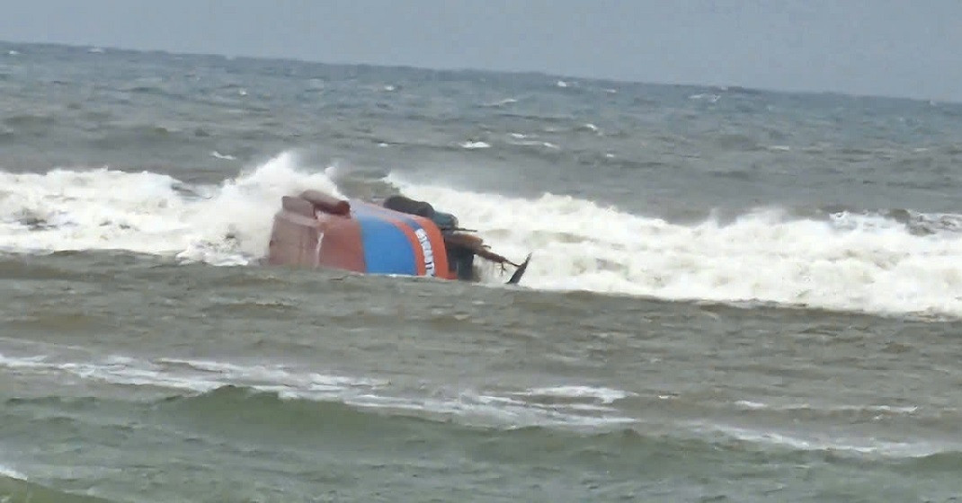 Tàu cá bị sóng đánh chìm ở cửa biển Nhật Lệ, 1 người tử vong