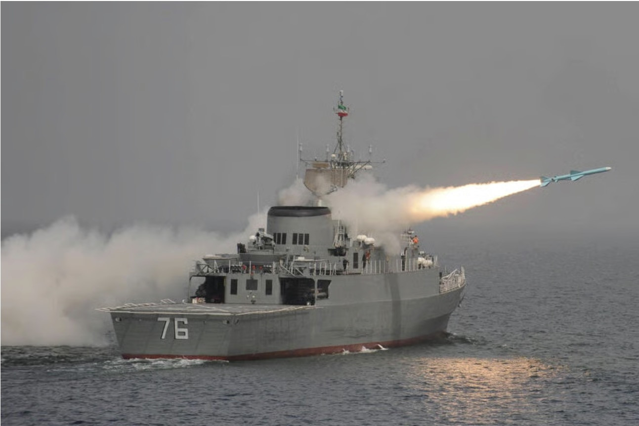 Tàu ngầm tấn công tàu chiến Iran ngoài khơi Sri Lanka