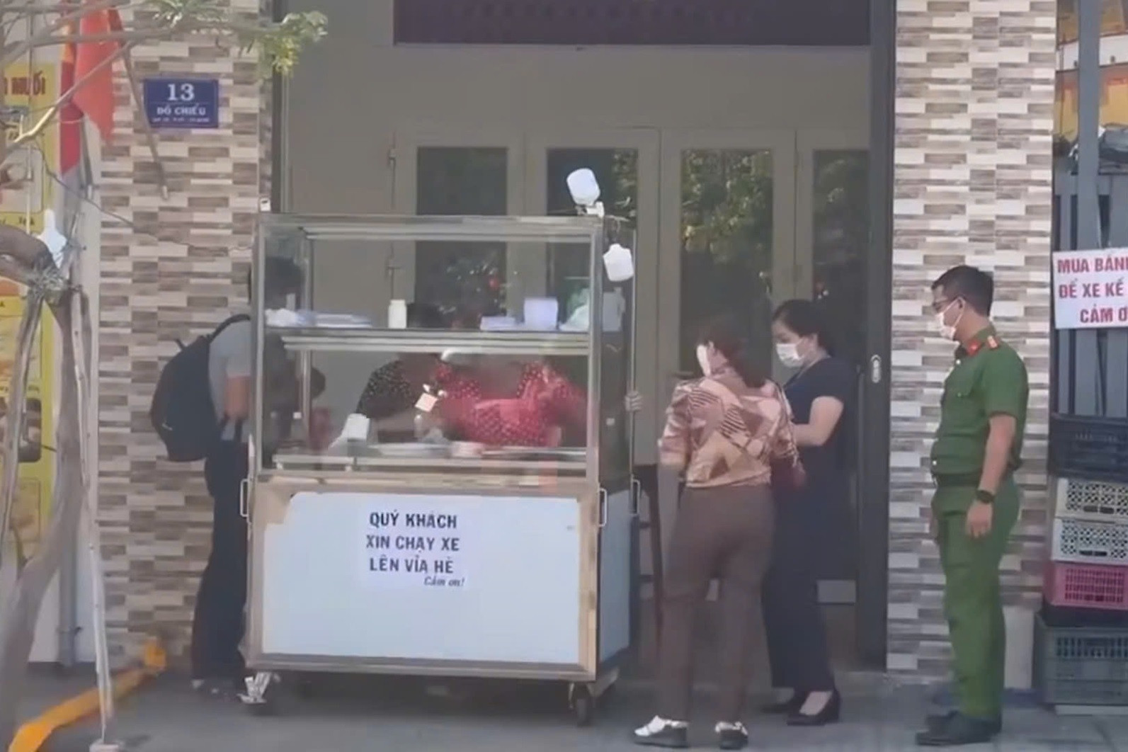 Thêm 48 người nhập viện nghi ngộ độc do ăn bánh mì ở TPHCM