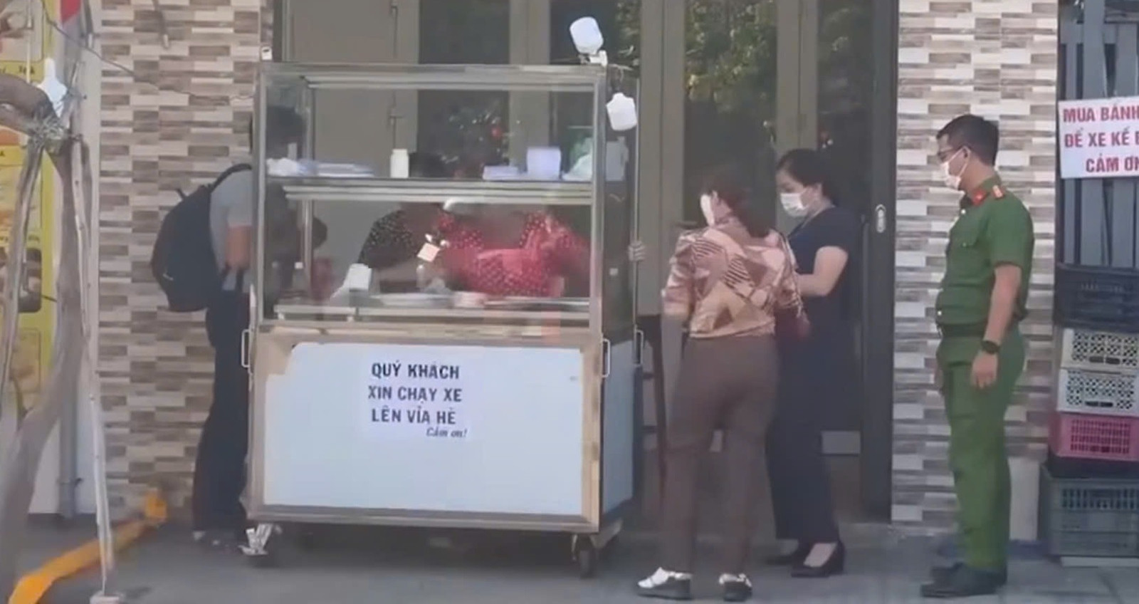 Thêm 48 người nhập viện nghi ngộ độc do ăn bánh mì ở TPHCM