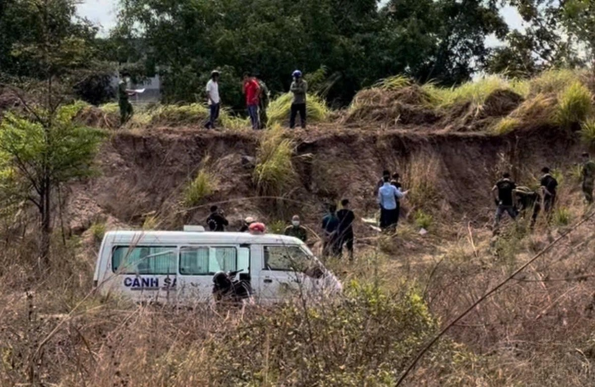 thi thể nam giới mất một cánh tay bị cháy đen tại bãi đất trống ở phường phú mỹ,  TPHCM..jpg