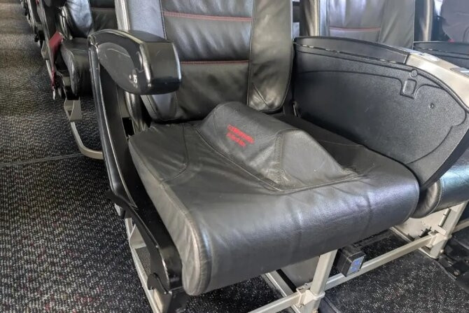 Vì sao chiếc ghế hàng 15 trên máy bay Boeing không có ai ngồi?