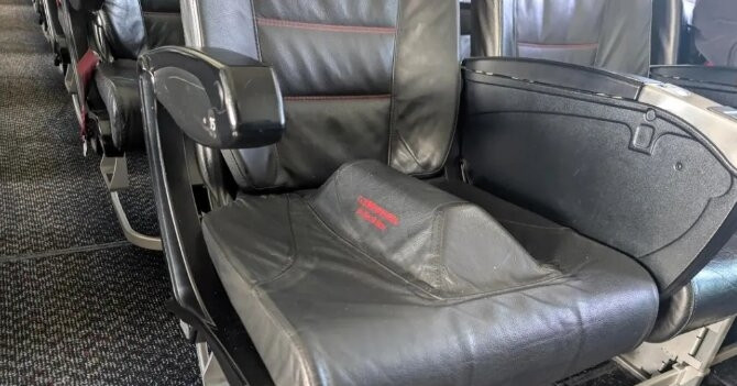 Vì sao chiếc ghế hàng 15 trên máy bay Boeing không có ai ngồi?