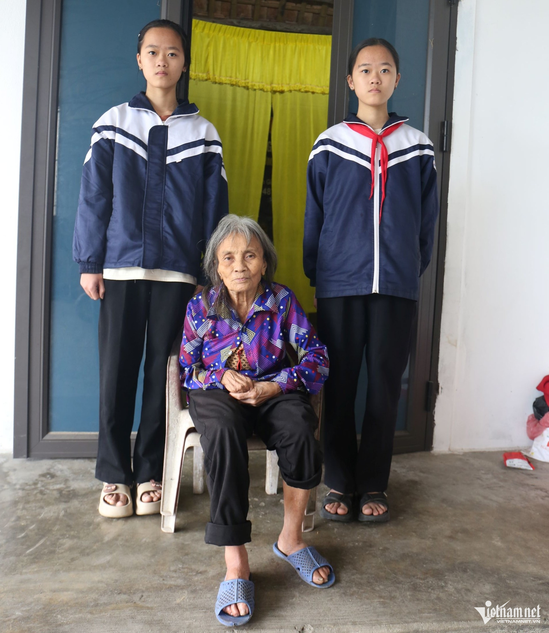 W-Hai cháu Quỳnh và Hương đang đối diện với cuộc sống muôn vàn khó khăn khi mẹ đã mất, bà ngoại già yếu bệnh tật.JPG.jpg