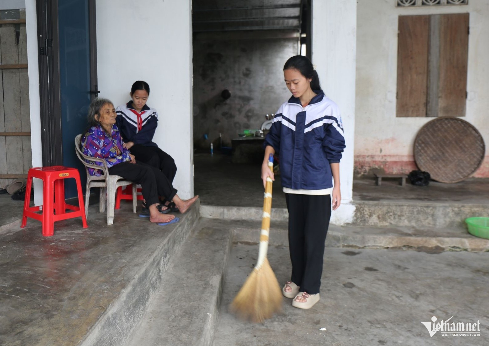 W-Mẹ mất, bà ngoại bị bại liệt khiến tương lai hai cháu Quỳnh và Hương mờ mịt hơn.JPG.jpg
