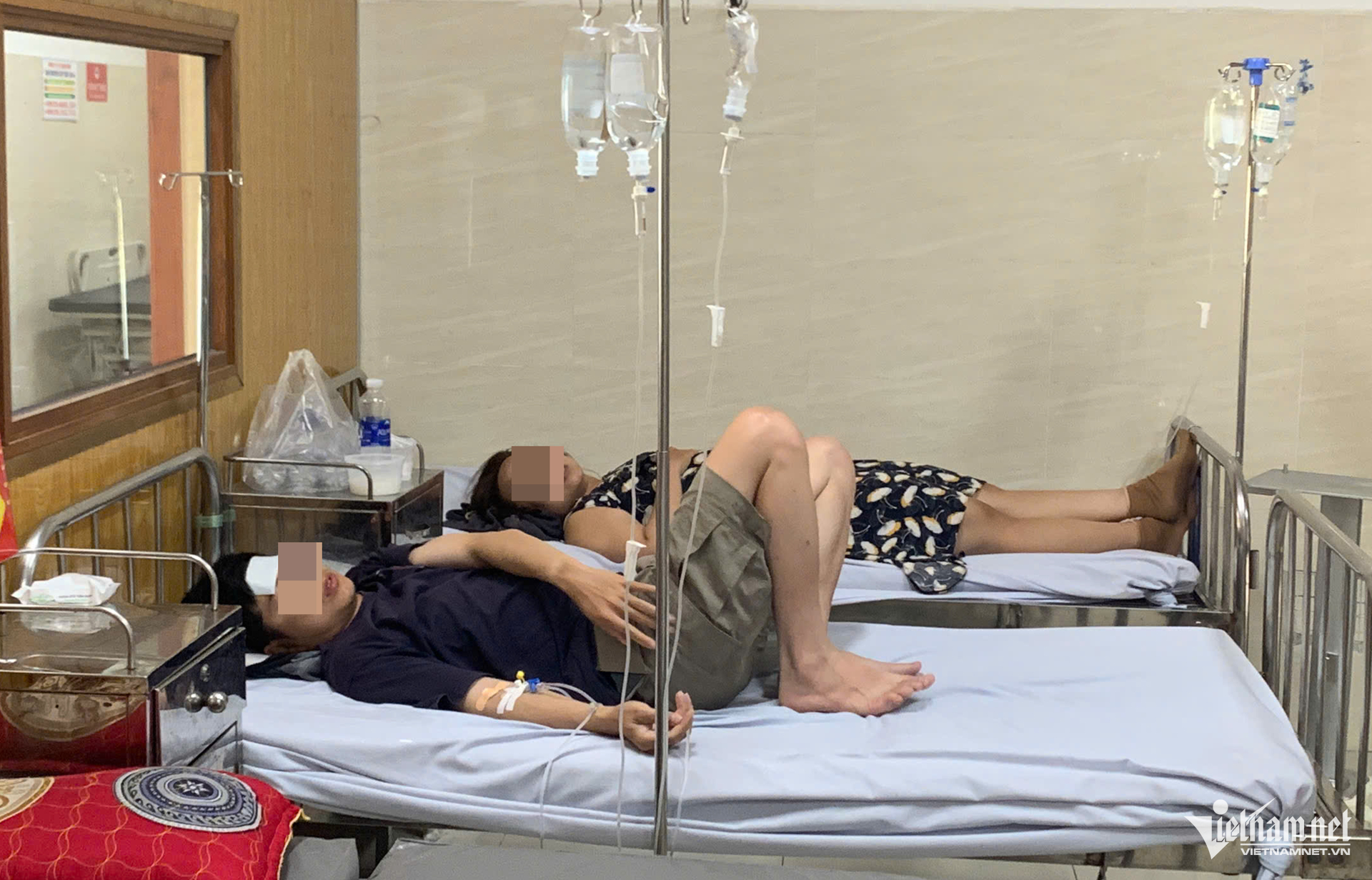 Thêm 48 người nhập viện nghi ngộ độc do ăn bánh mì ở TPHCM W-Nhiều người nhập viện nghi ngộ độc sau khi ăn bánh mì ở vũng tàu, TPHCM..png