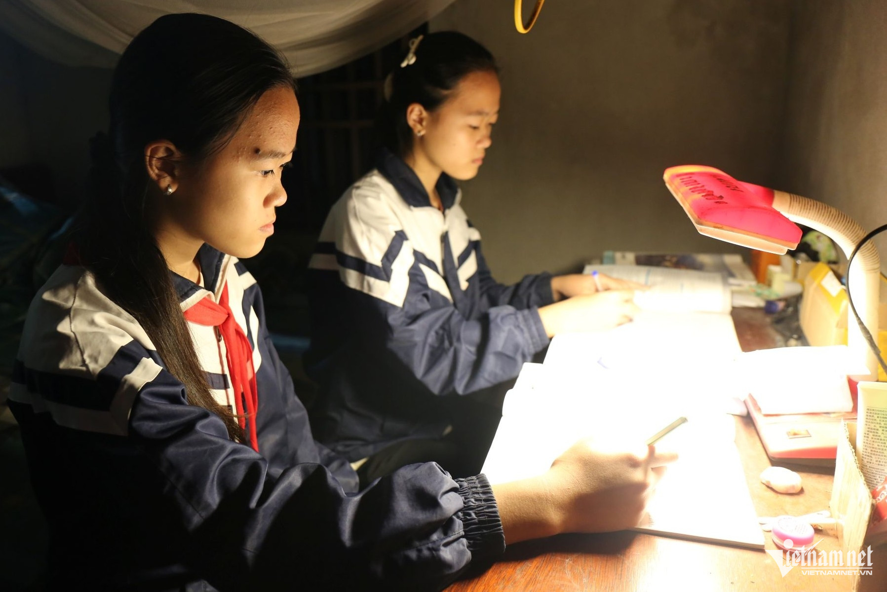 W-Quỳnh và Hương đang rất cần sự chung tay của cộng đồng xã hội để con đường học không bị gián đoạn.JPG.jpg