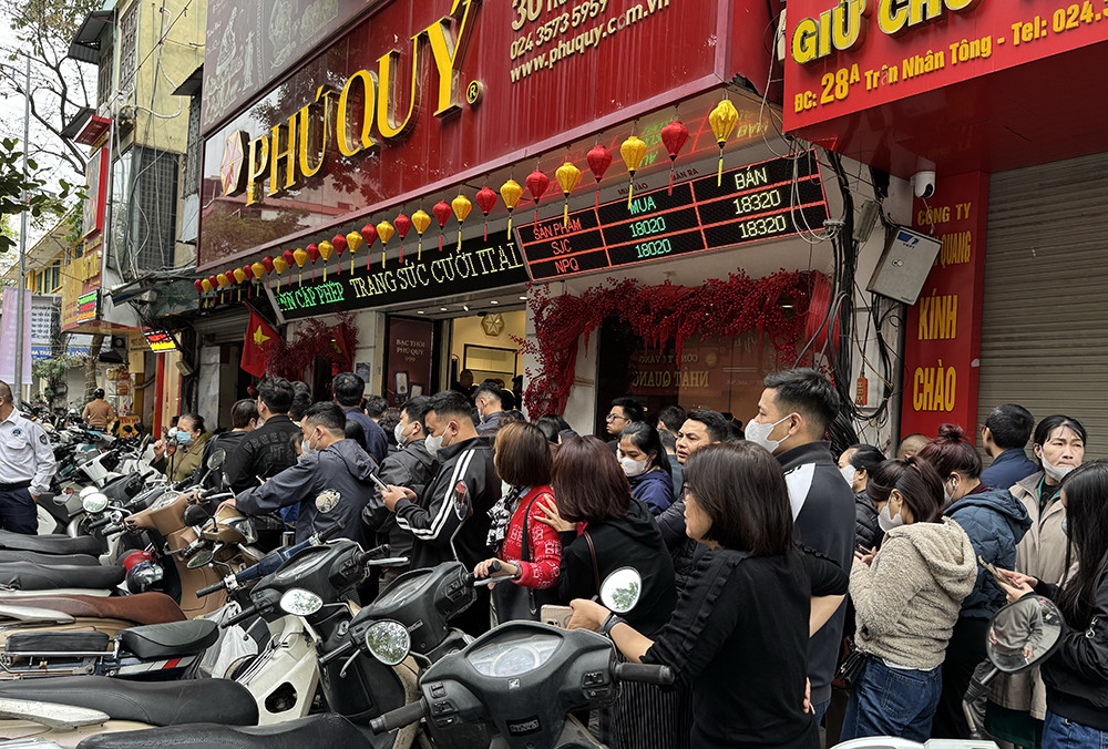 xep hang mua vang.jpg