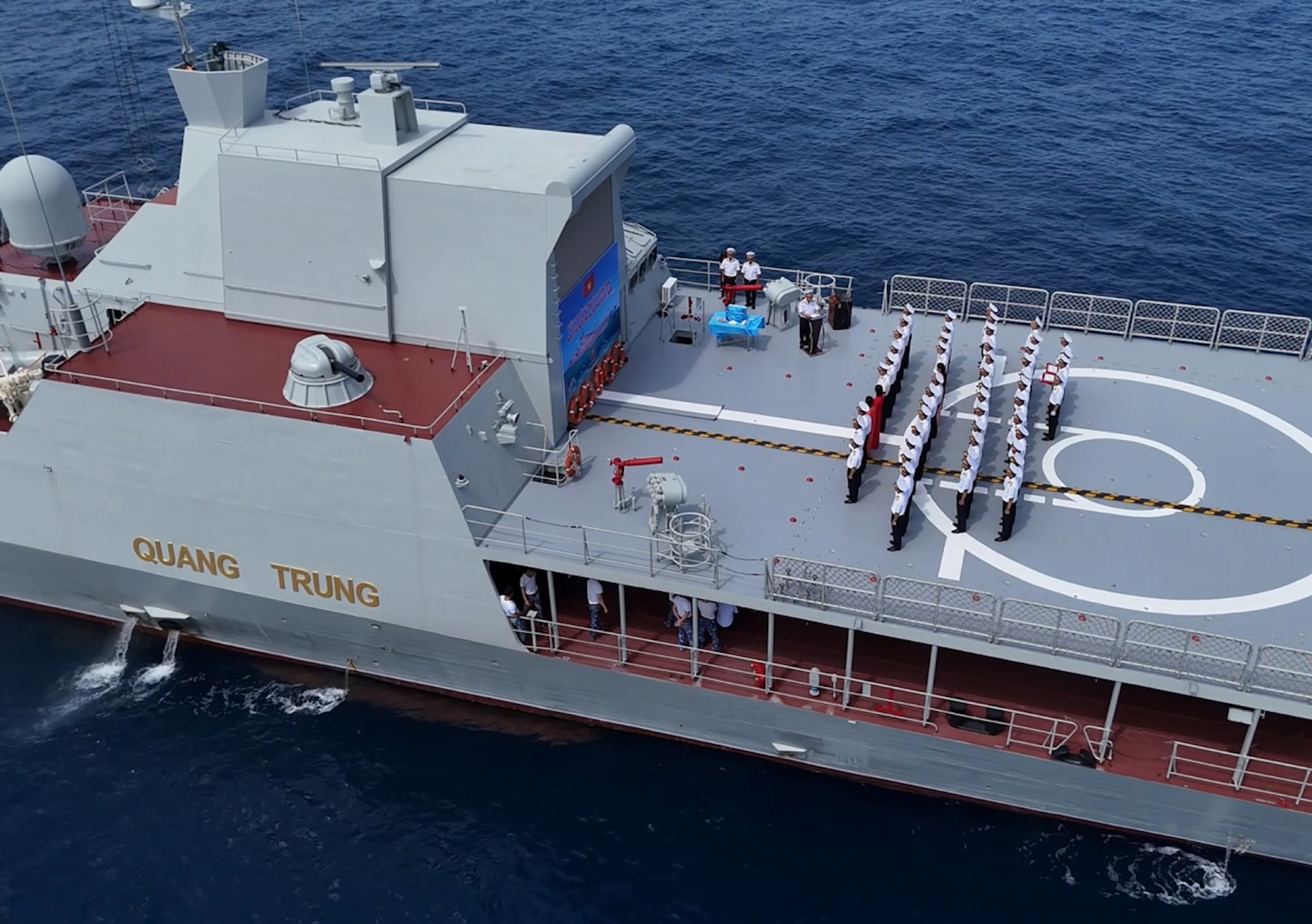 1 3 Tau quan duong xich dao.jpg