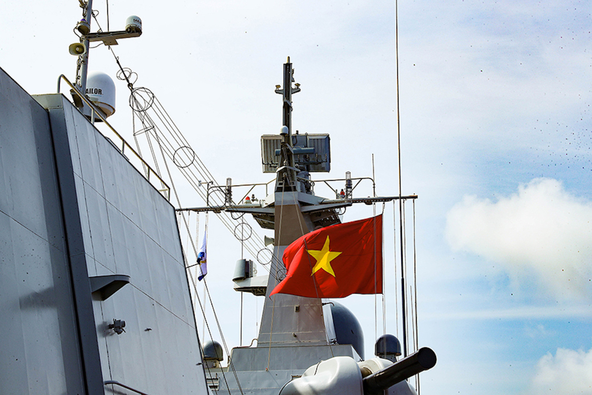 2 le chao co duoc to chuc ngay sau do.jpg