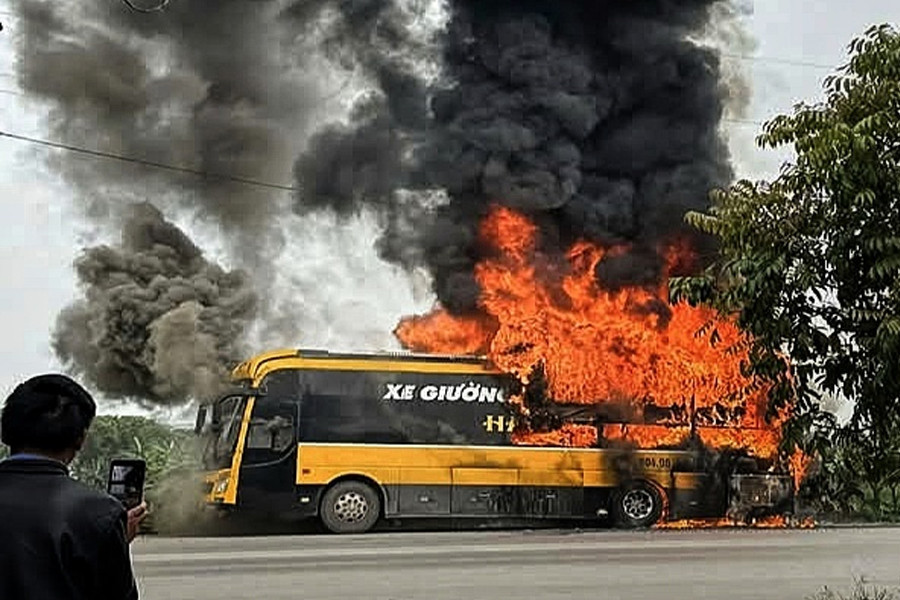 Bản tin cuối ngày 5/3: Xe khách bốc cháy khi đang đỗ chờ công nhân tan ca