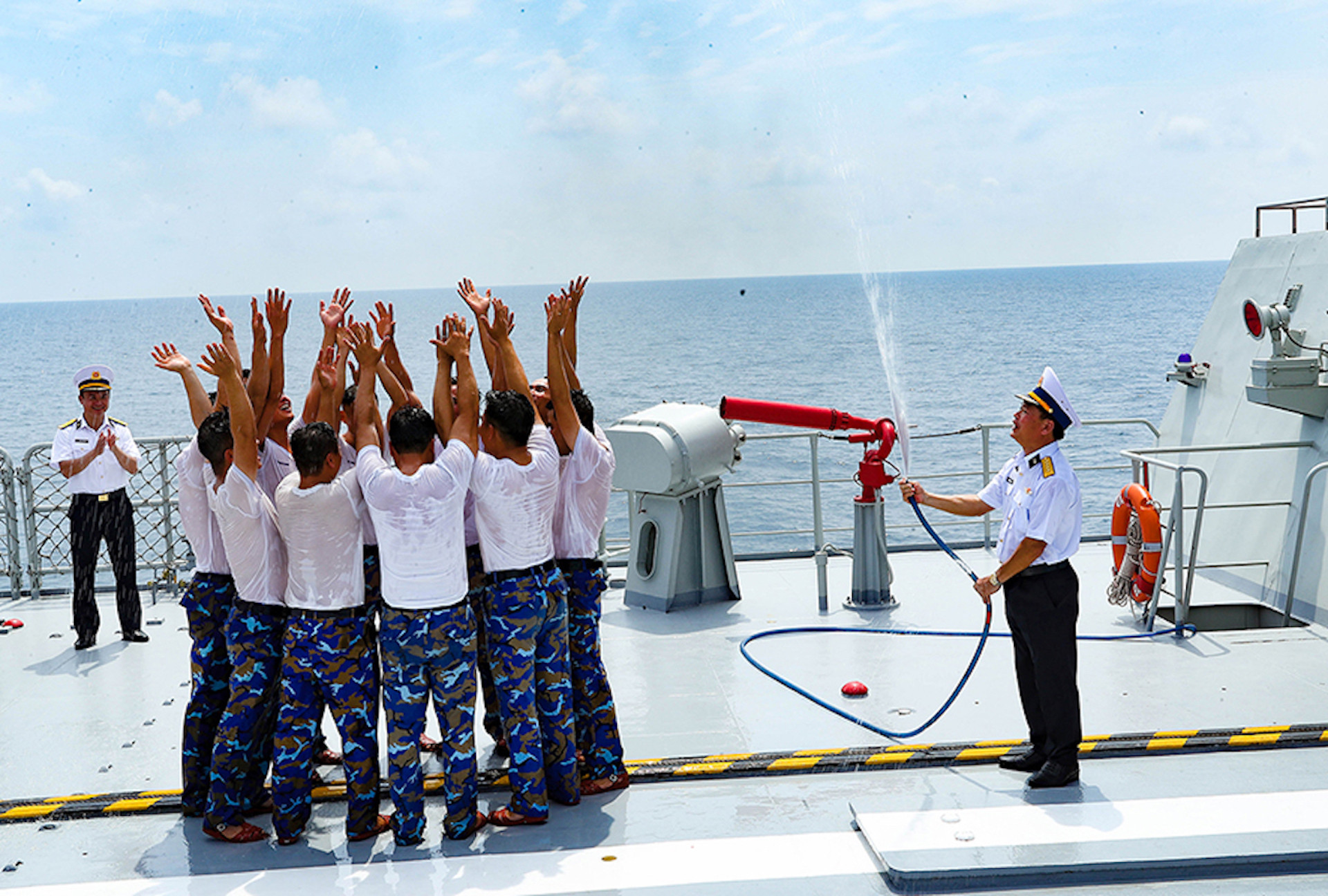 5 nghi thuc tam nuoc bien cho thuy thu khi duong xich dao.jpg