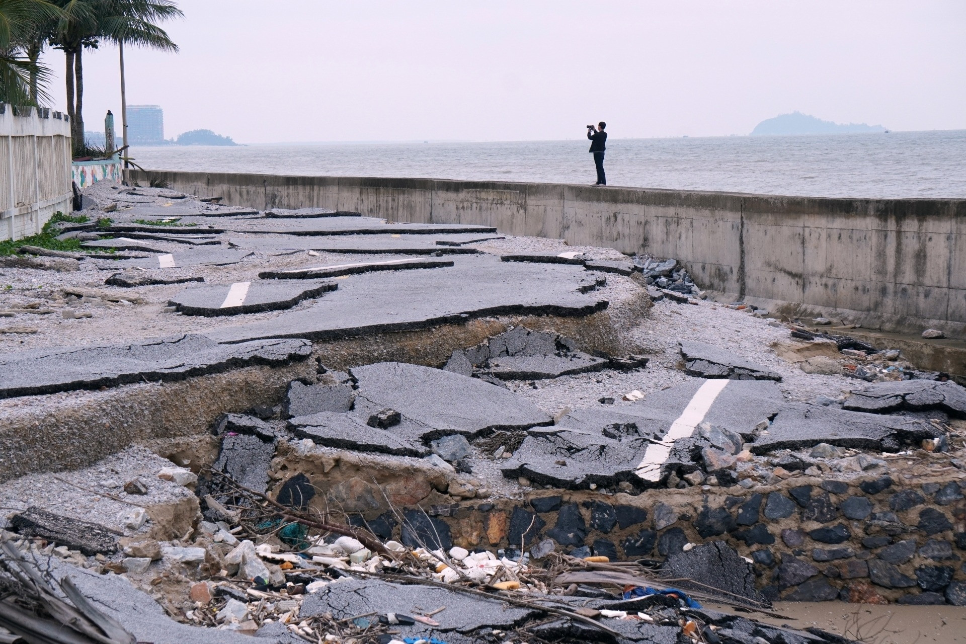 Bờ kè ven biển ở Thanh Hóa sạt lở nghiêm trọng trước mùa du lịch