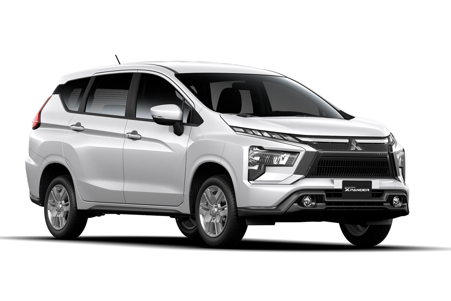 Chuyển sang nhập khẩu, giá xe số sàn Mitsubishi Xpander MT đắt hơn Toyota Avanza