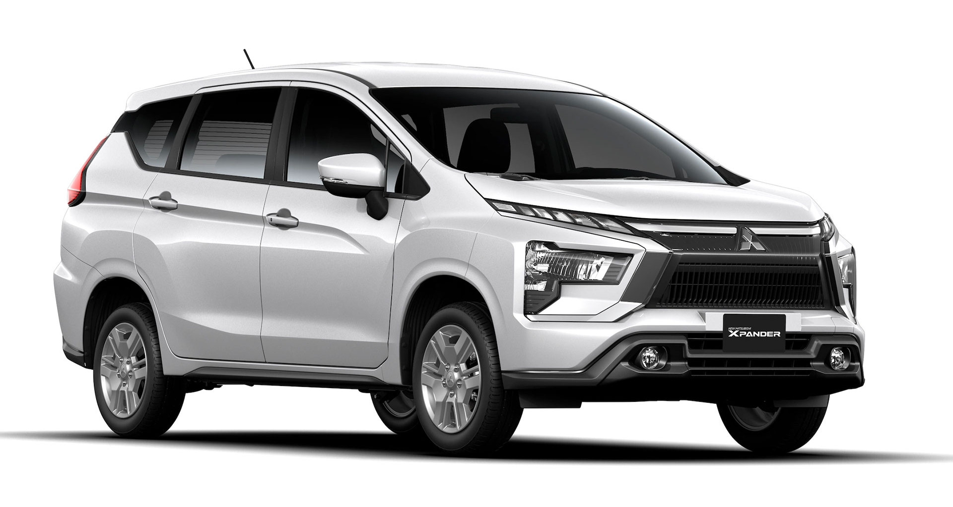 Chuyển sang nhập khẩu, giá xe số sàn Mitsubishi Xpander MT đắt hơn Toyota Avanza