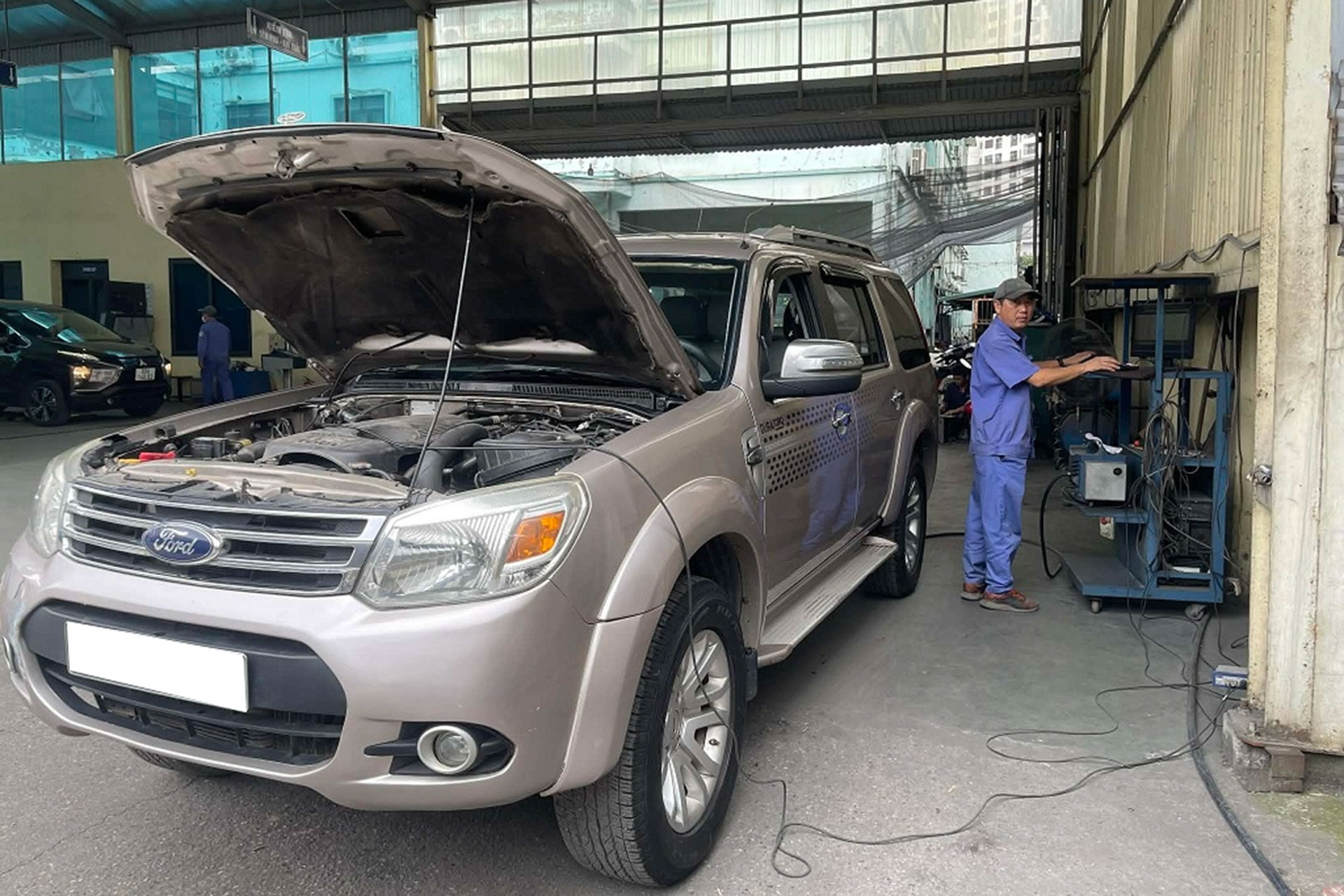 Đi đăng kiểm, chủ xe máy dầu mừng rơi nước mắt vượt qua cửa ải 'đạp thốc ga'