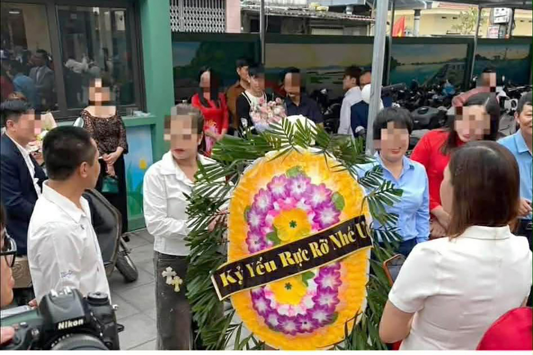 Học sinh mang vòng hoa tới trường ngày chụp ảnh kỷ yếu