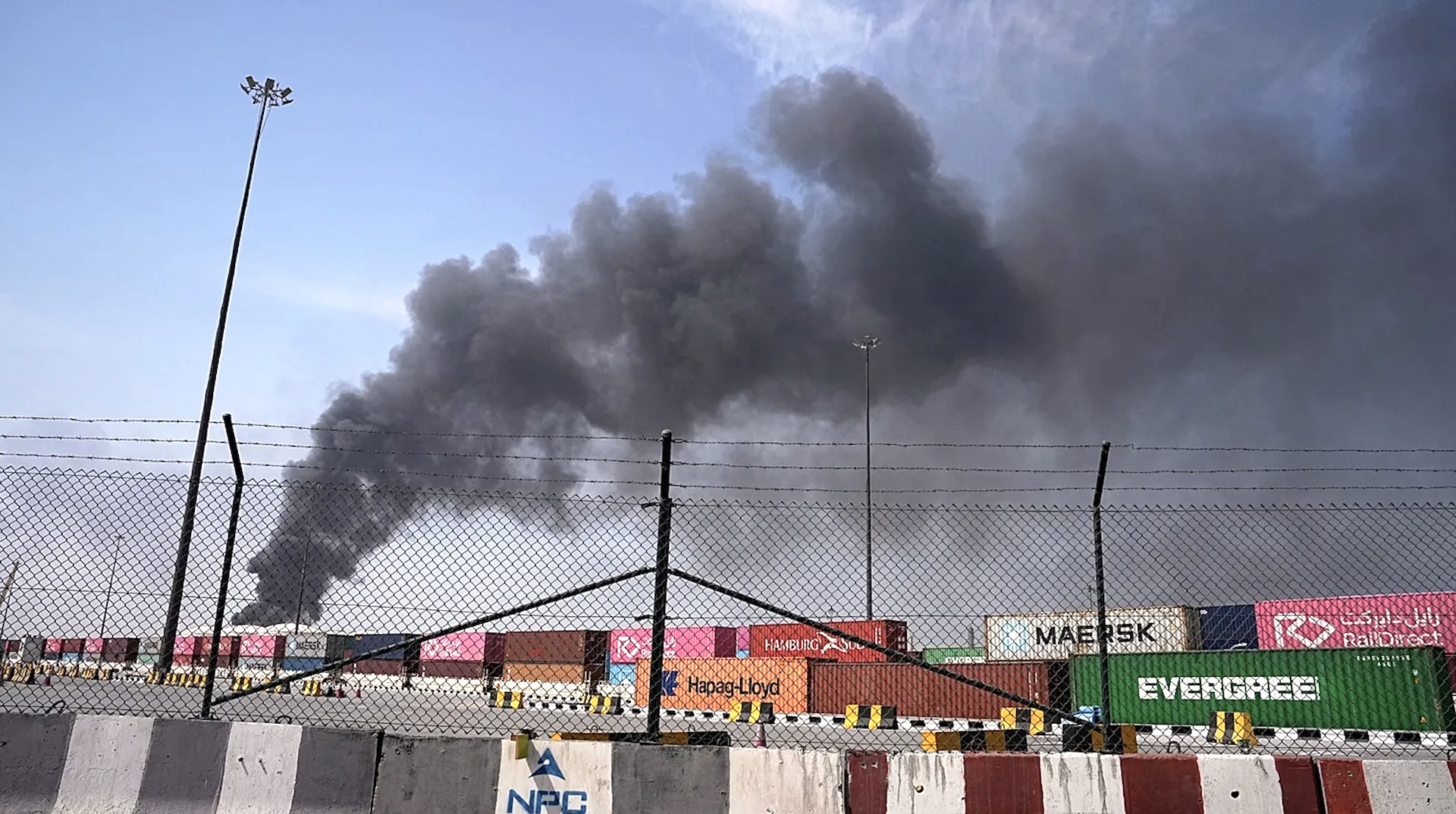 Chiếc van dầu của thế giới bị vặn chặt, nỗi lo chưa dứt