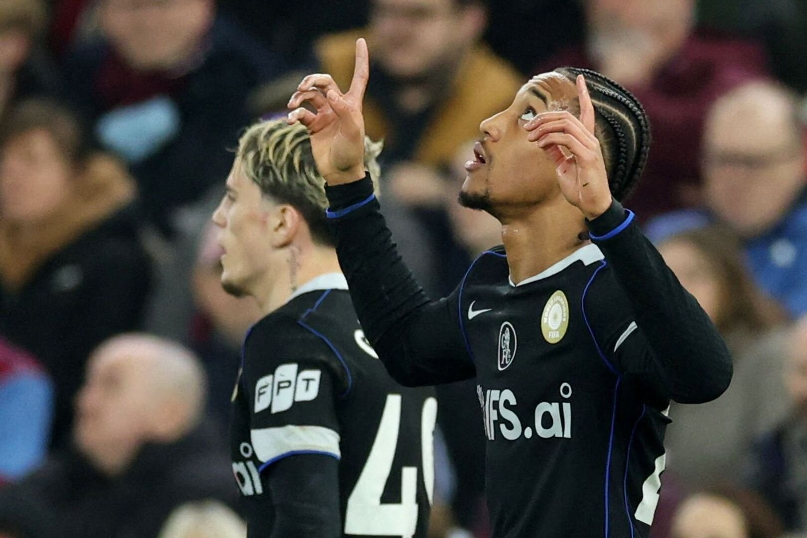  Joao Pedro lập hat-trick, Chelsea vùi dập Aston Villa 