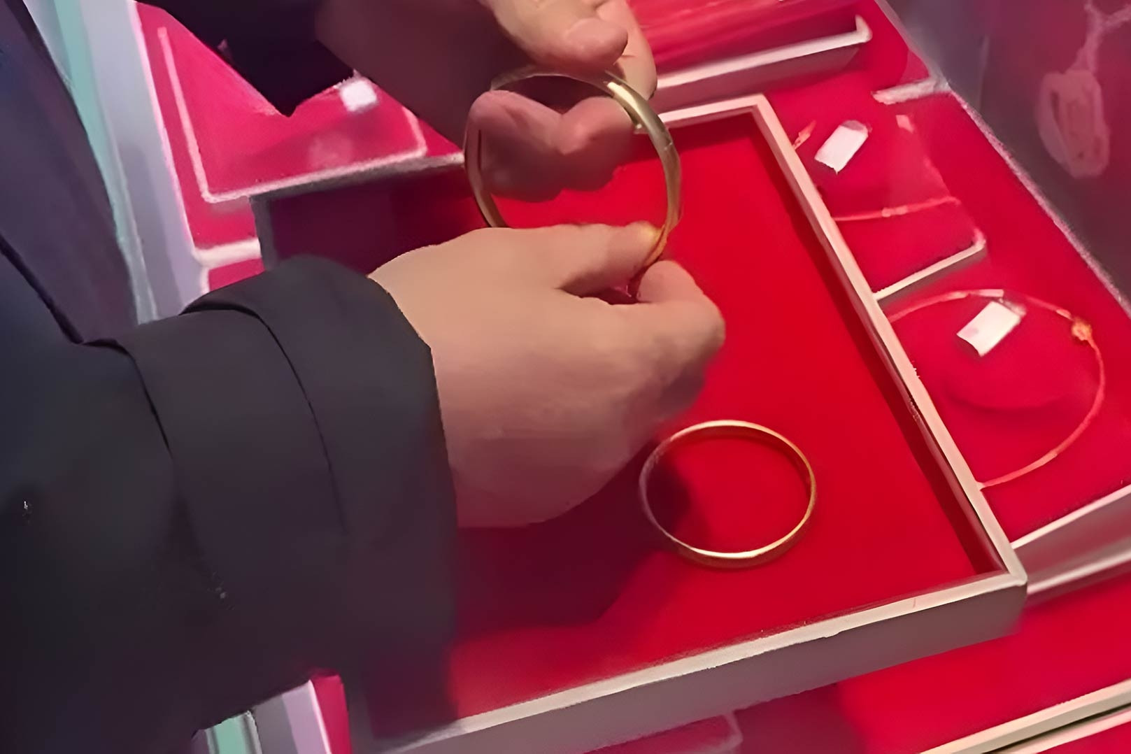  Khách chi nghìn tỷ mua vàng chỉ trong vài giờ, phía sau là bí mật động trời 