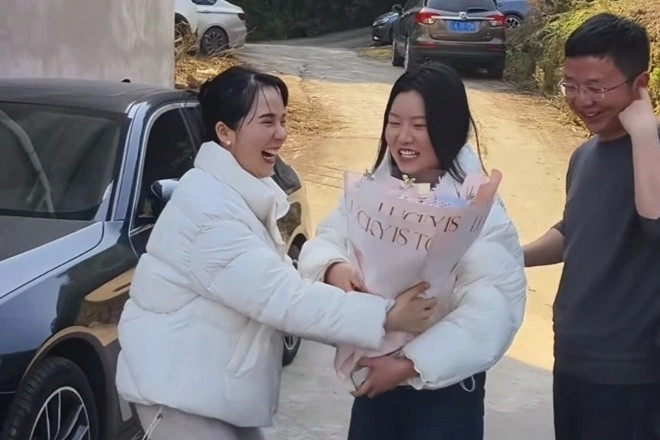  Lần đầu về ra mắt nhà bạn trai, cô gái được 30 người xếp hàng chào đón 