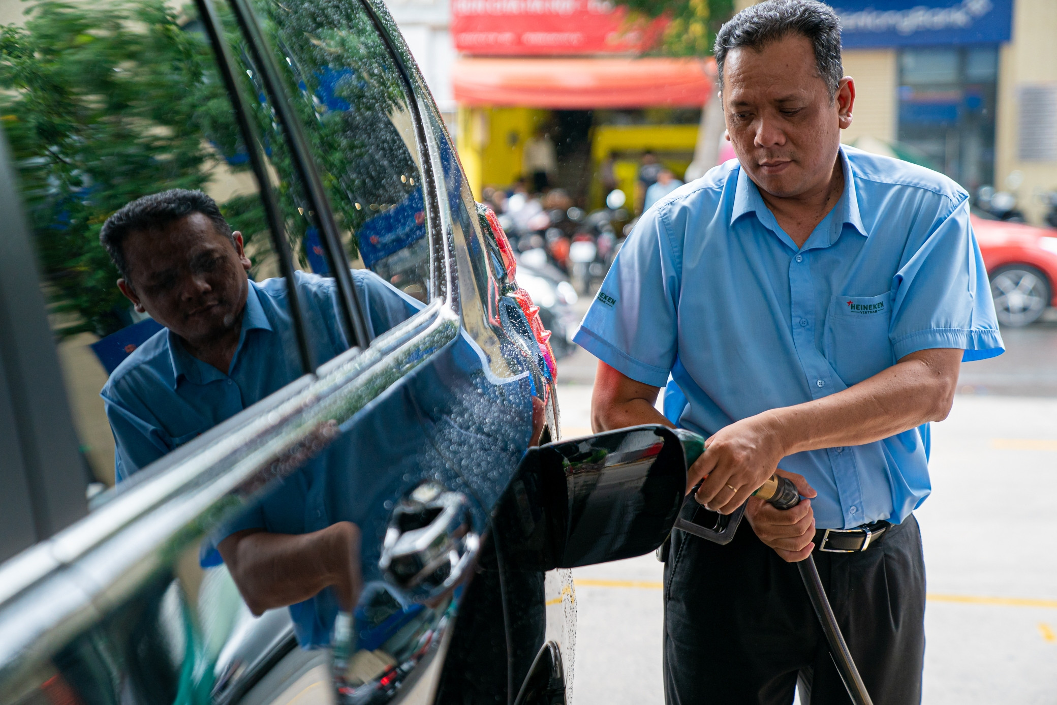 Giá xăng dầu tăng mạnh: RON95 vượt 22.000 đồng/lít, có loại tăng hơn 7.000 đồng/lít