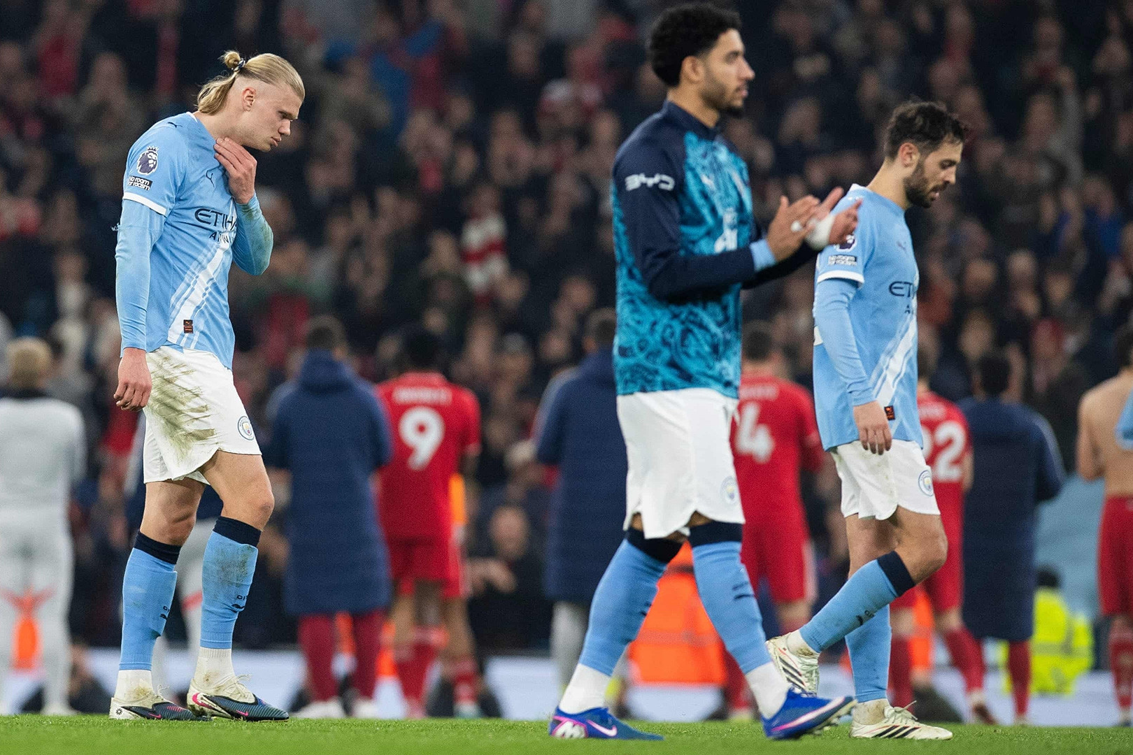 Man City hụt hơi: Pep Guardiola dâng cúp cho Arsenal