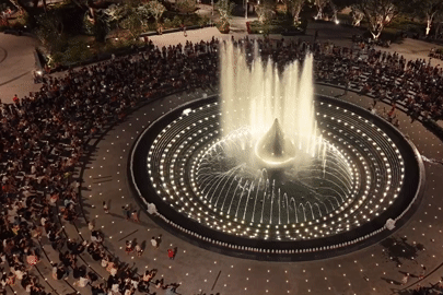 Người dân thích thú xem trình diễn nhạc nước miễn phí trong công viên ở TPHCM