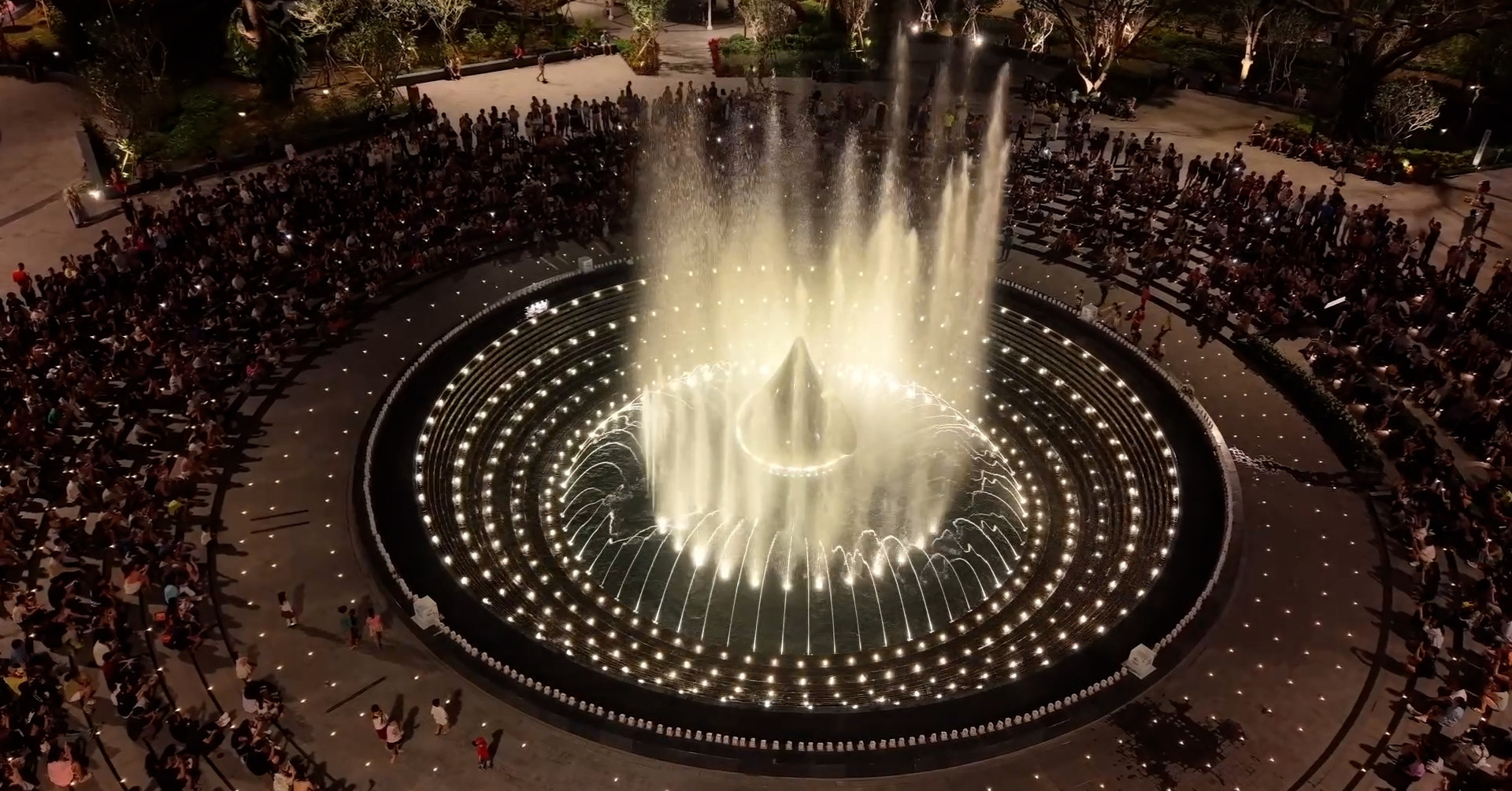 Người dân thích thú xem trình diễn nhạc nước miễn phí trong công viên ở TPHCM