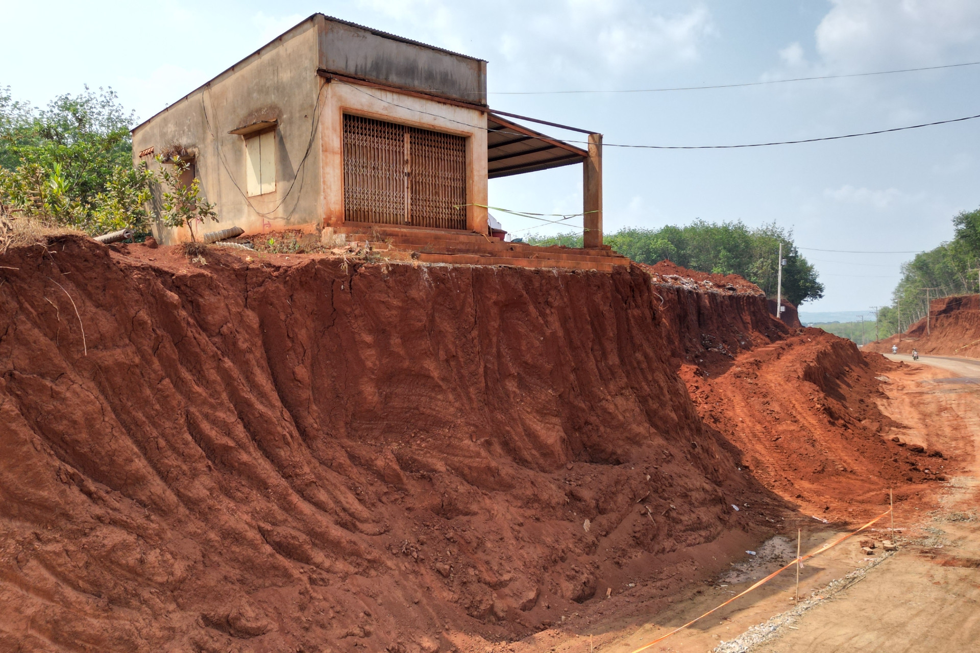 Nhà 'cheo leo trên vách đất' do hạ cốt nền đường: Hỗ trợ mỗi hộ 36 triệu đồng