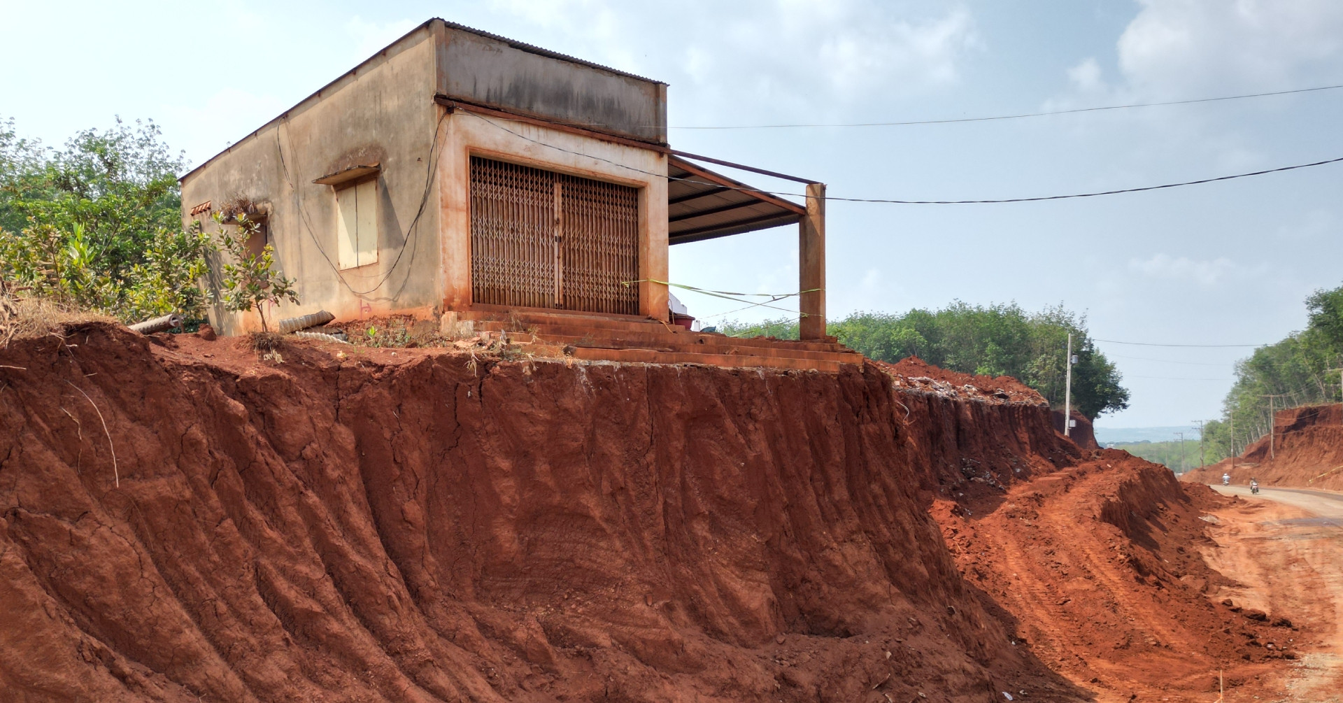 Nhà &amp;apos;cheo leo trên vách đất&amp;apos; do hạ cốt nền đường: Hỗ trợ mỗi hộ 36 triệu đồng