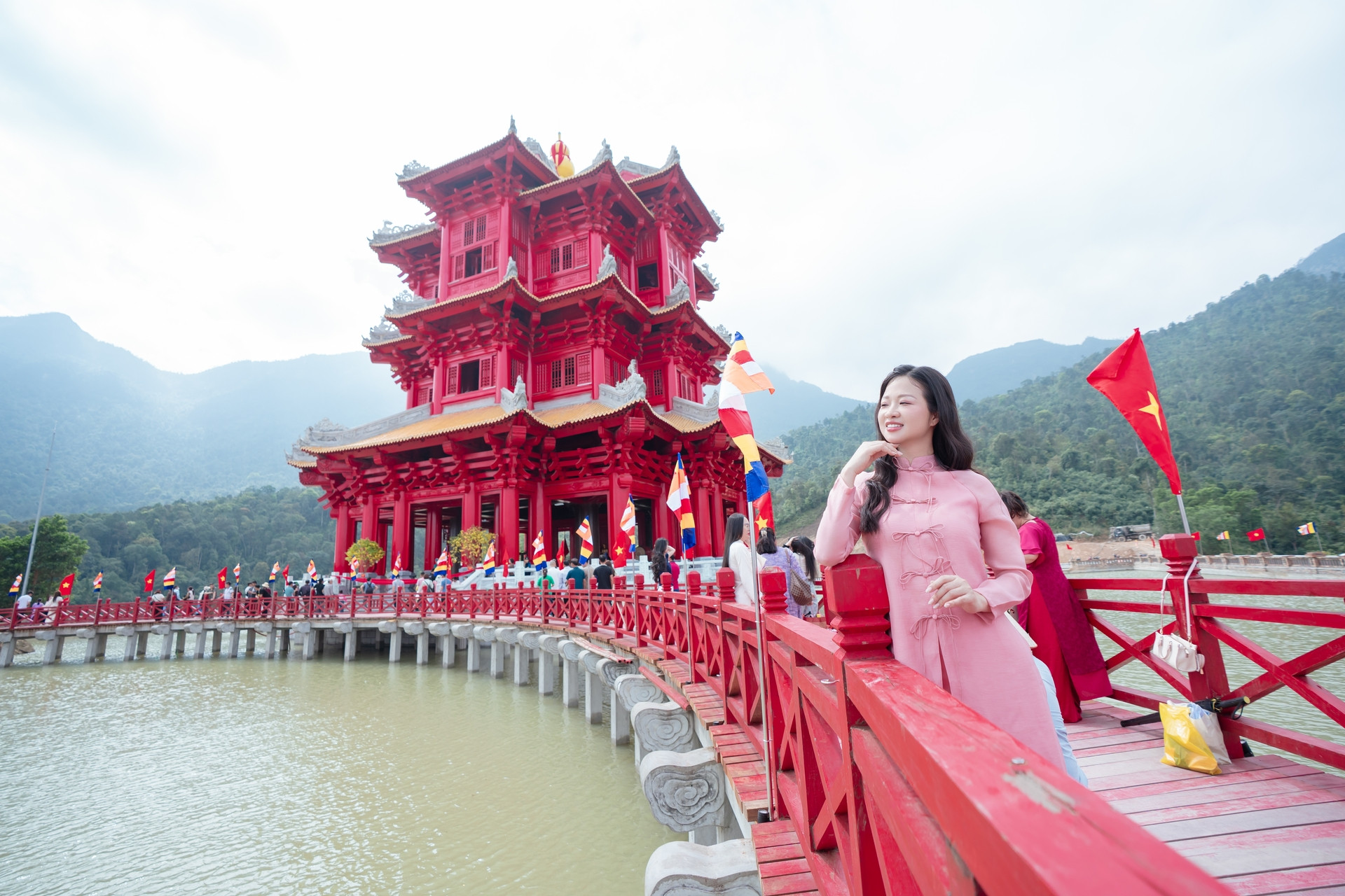https://static-images.vnncdn.net/vps_images_publish/000001/000003/2026/3/5/thap-nghiem-hoa-tay-yen-tu-2343.jpg