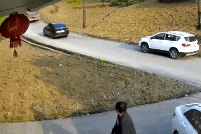 Thót tim khoảnh khắc xe bồn trôi tự do xuống dốc, húc văng ô tô