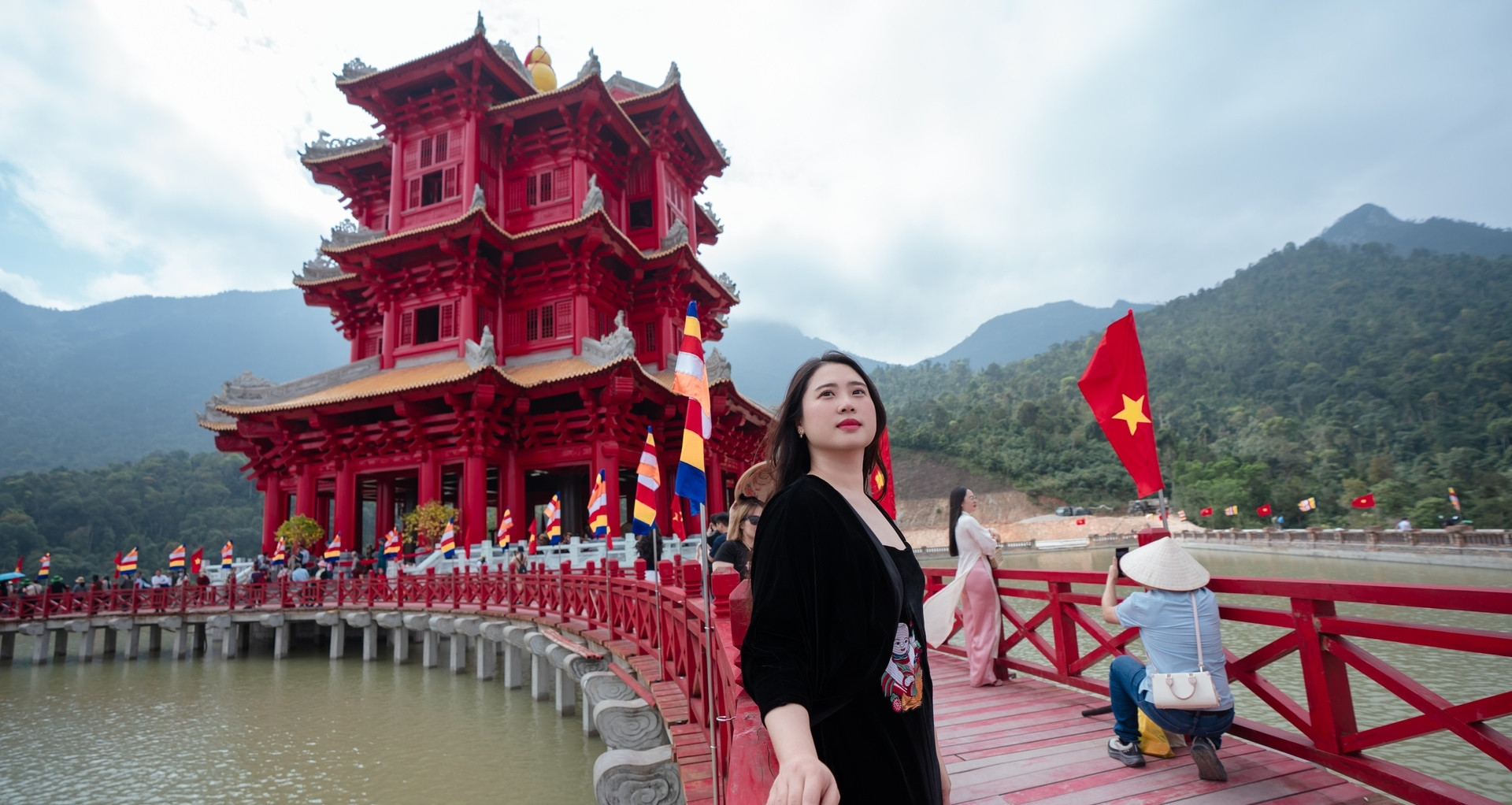 Tòa tháp đỏ rực, lung linh về đêm, cách Hà Nội 140km gây sốt mạng xã hội