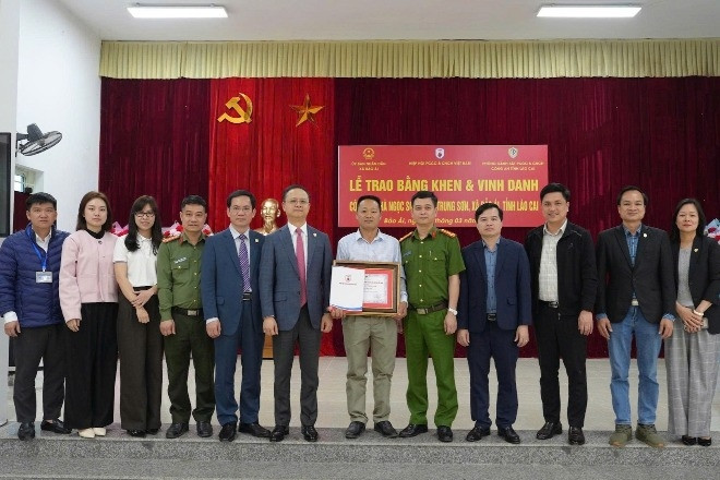  Trao bằng khen cho người cứu 6 nạn nhân trong vụ chìm tàu ở hồ Thác Bà 