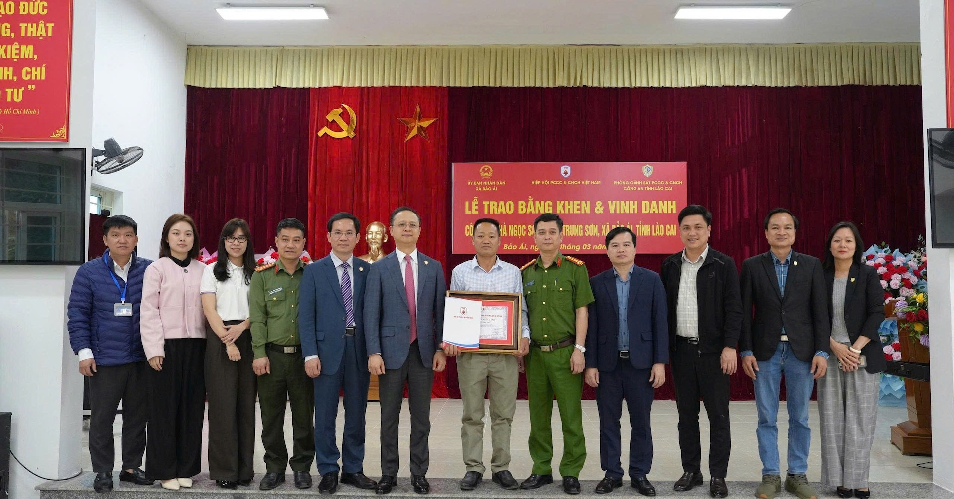 Trao bằng khen cho người cứu 6 nạn nhân trong vụ chìm tàu ở hồ Thác Bà