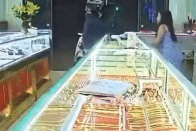 Truy tìm đối tượng che kín mặt, đi vào tiệm vàng với nhiều hành động lạ