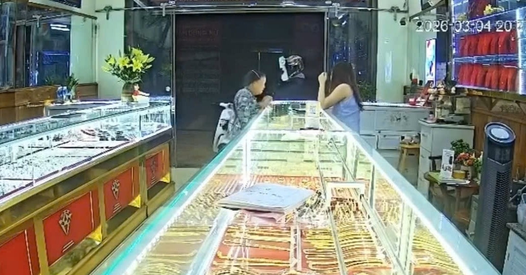 Truy tìm đối tượng che kín mặt, đi vào tiệm vàng với nhiều hành động lạ