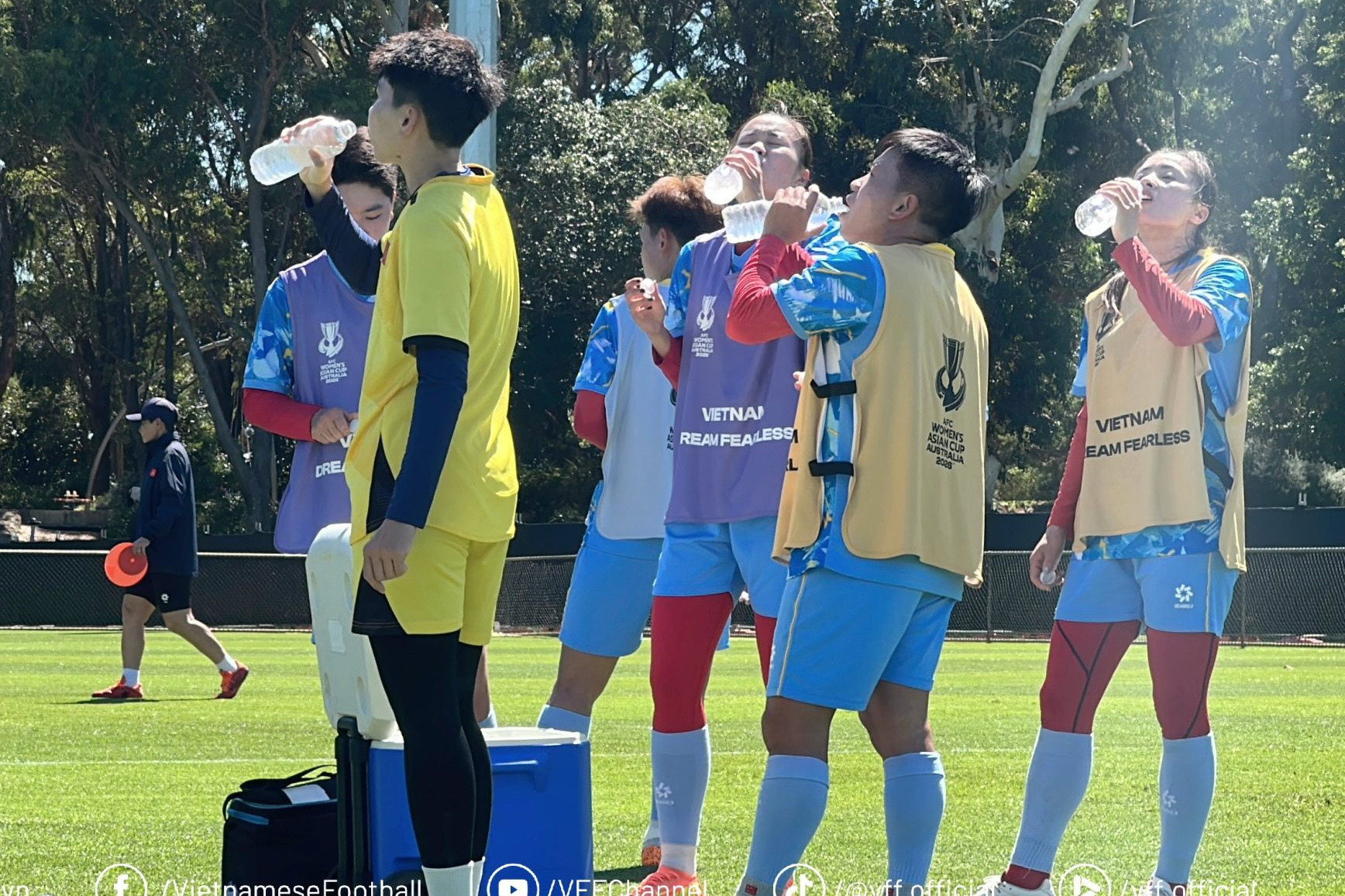  Tuyển nữ Việt Nam thi đấu giữa trưa, dưới trời nắng nóng gần 40 độ 