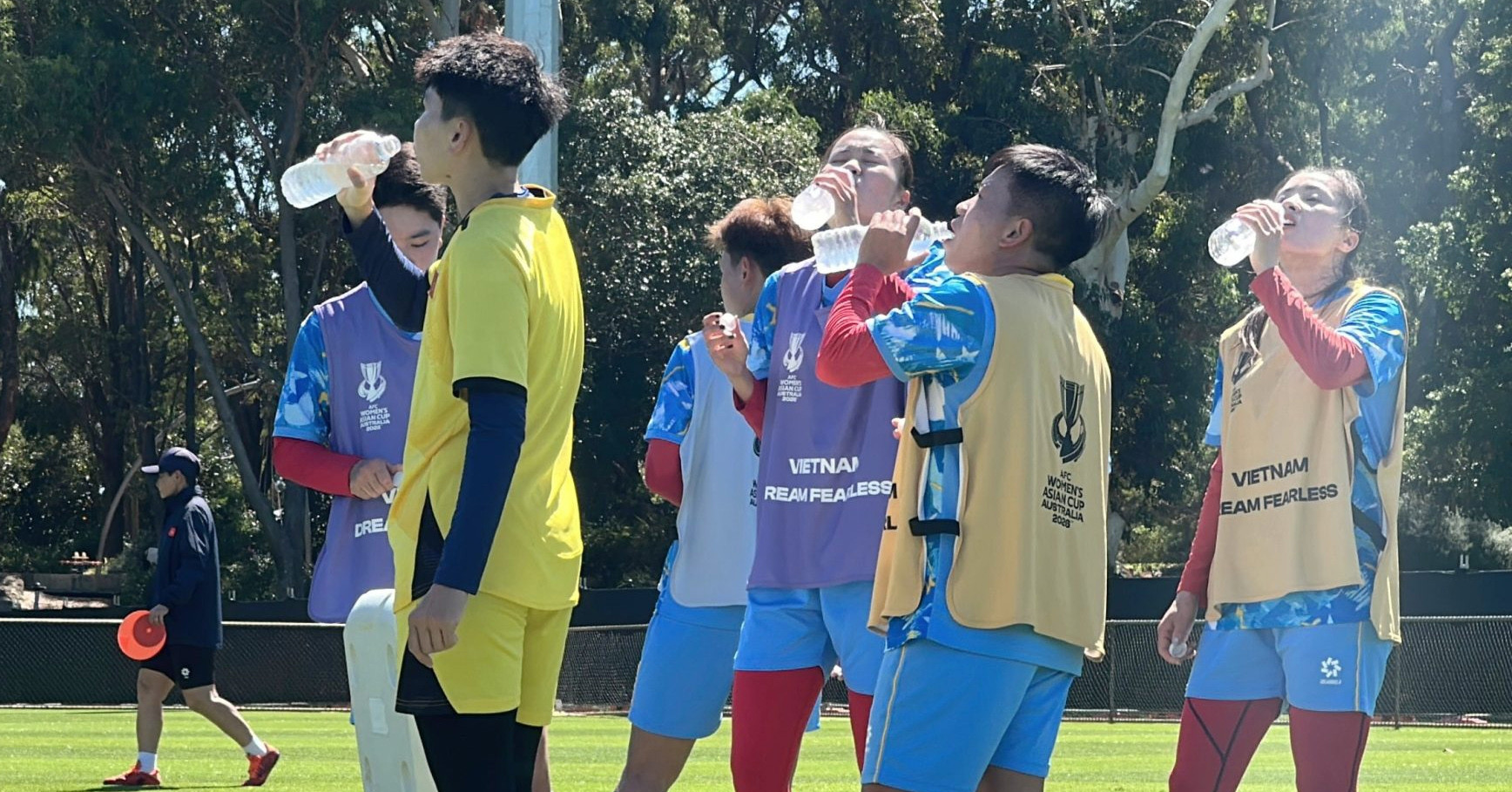 Tuyển nữ Việt Nam thi đấu giữa trưa, dưới trời nắng nóng gần 40 độ