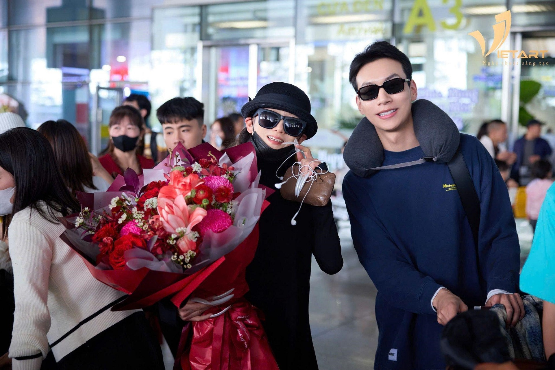  VietArt đón Dương Lệ Bình tại Nội Bài, sẵn sàng công chiếu ‘Khổng Tước’ 