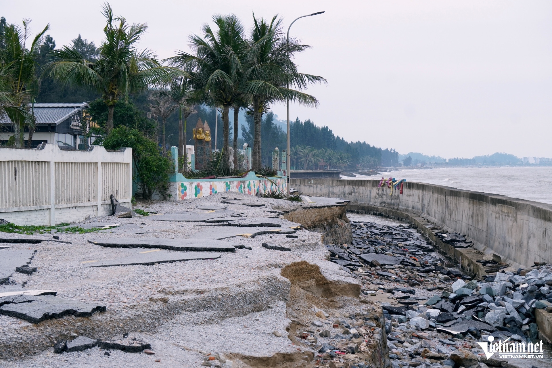 W-a1Tan hoang bờ kè ven biển.JPG.jpg