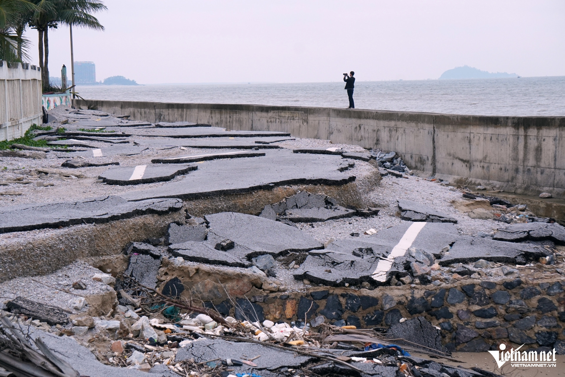 W-a2Tan hoang bờ kè ven biển.JPG.jpg
